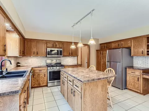 911 Park Knoll Dr, Eagan, MN 55123 photo 8