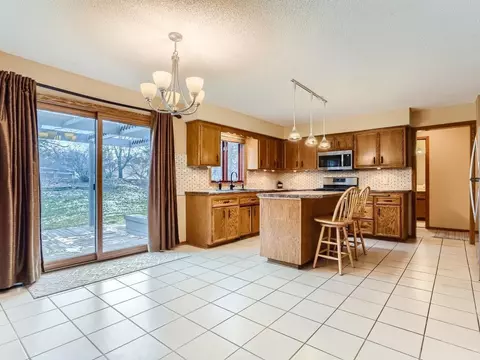 911 Park Knoll Dr, Eagan, MN 55123 photo 10
