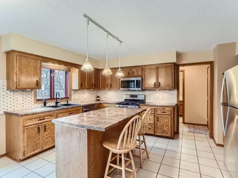 911 Park Knoll Dr, Eagan, MN 55123 photo 7