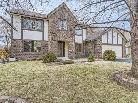 911 Park Knoll Dr, Eagan, MN 55123 photo 2