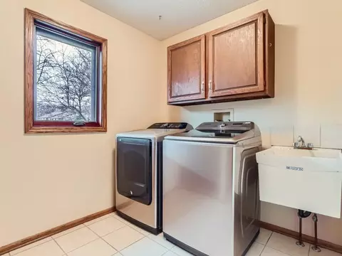 911 Park Knoll Dr, Eagan, MN 55123 photo 25