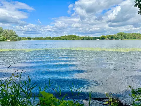 581 Fox Hill Dr, Chanhassen, MN 55317