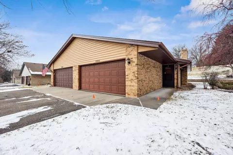 2804 Robinwood Way, Woodbury, MN 55125