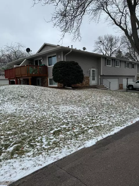 1292 Crestridge Ln, Eagan, MN 55123