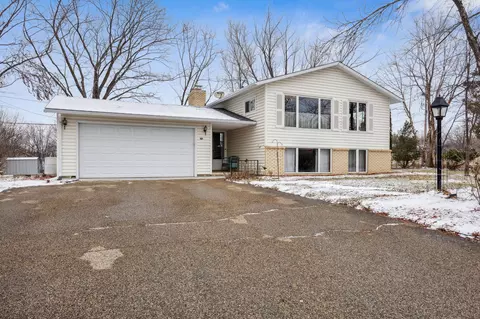 1761 Serpentine Dr, Eagan, MN 55122
