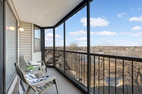 6500 Woodlake Dr #806, Richfield, MN 55423