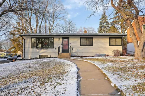 815 Rose Pl, Roseville, MN 55113