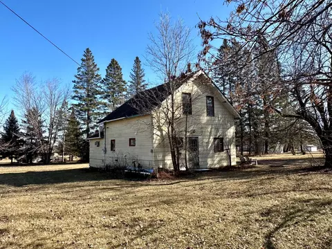 3944 Maple St, Kettle River, MN 55757