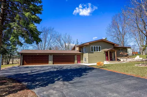 4591 W Greenleaf Dr, Eagan, MN 55123