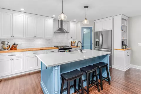 1071 Briar Creek Rd, Eagan, MN 55123