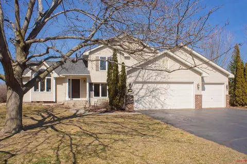 8712 Valley View Pl, Chanhassen, MN 55317