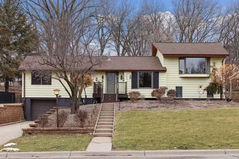 403 Eldridge Ave W, Roseville, MN 55113