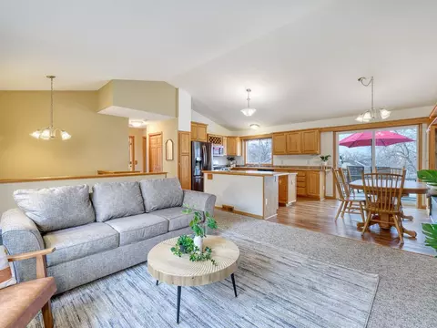2100 Eagle Bluff Dr, Burnsville, MN 55337