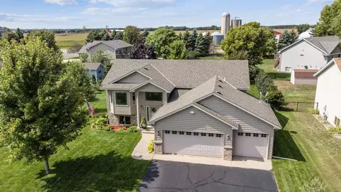 8078 Trappers Ridge Dr, Clear Lake, MN 55319
