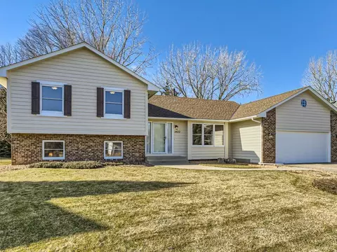 1420 Interlachen Cir, Woodbury, MN 55125