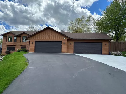 1374 Berry Ridge Rd, Eagan, MN 55123