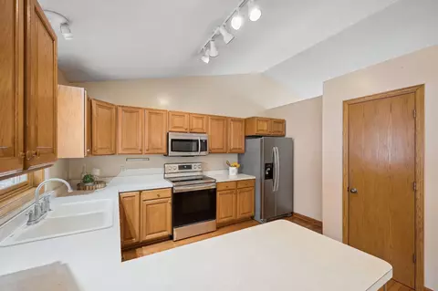 1582 Lakeview Curv, Eagan, MN 55122 photo 8