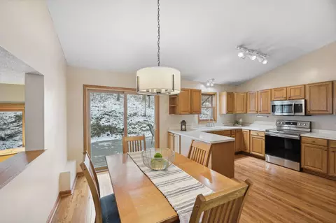 1582 Lakeview Curv, Eagan, MN 55122 photo 7