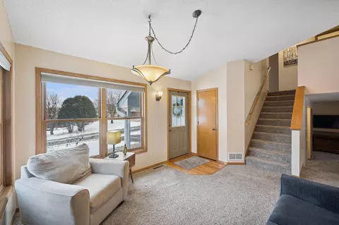 1582 Lakeview Curv, Eagan, MN 55122 photo 4