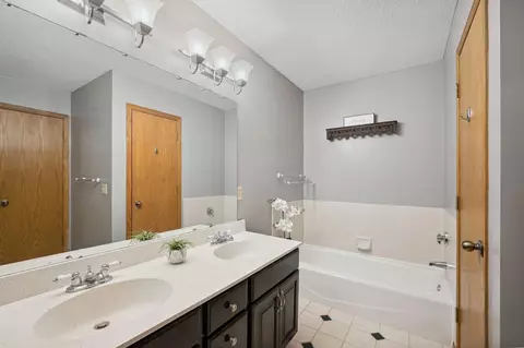 1582 Lakeview Curv, Eagan, MN 55122 photo 16