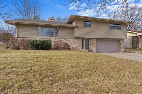 1114 Pike Lake Dr, New Brighton, MN 55112