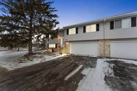 2825 Wimbledon Rdg, Woodbury, MN 55125