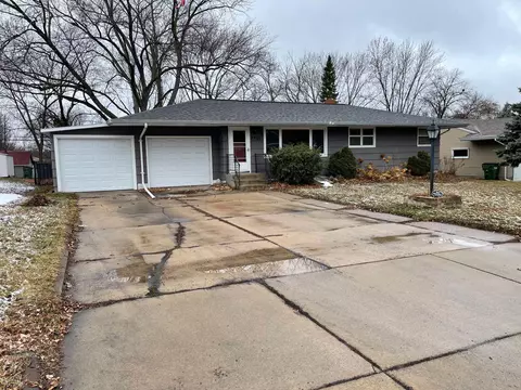 2721 Matilda St, Roseville, MN 55113