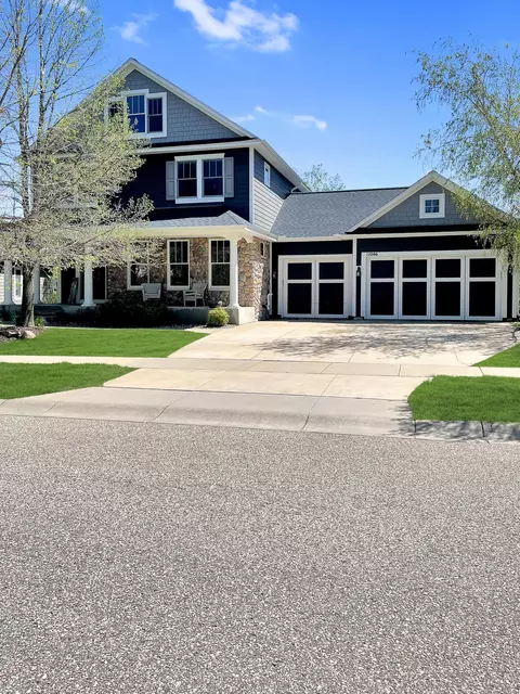 11046 Sweetwater Path, Woodbury, MN 55129