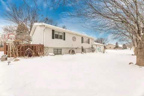 808 Southview Ct E, Marshall, MN 56258