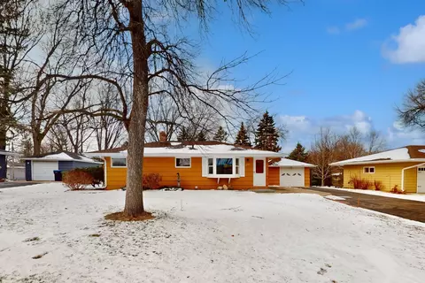 2733 Woodbridge St, Roseville, MN 55113