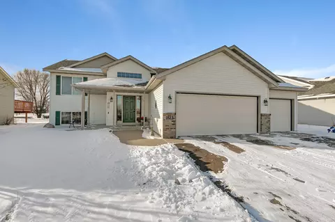 1823 W Oakes Dr, Saint Cloud, MN 56303