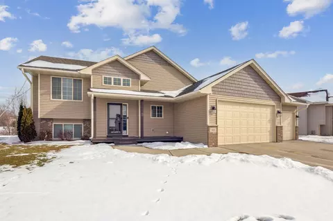 933 Farmers Ridge Trl, Belle Plaine, MN 56011