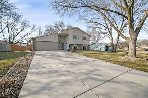 7476 Jeffery Ln S, Cottage Grove, MN 55016