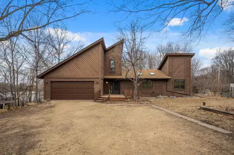 18710 Highland Ave, Deephaven, MN 55391