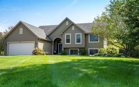 8015 Hemlock Cir, Eden Prairie, MN 55347