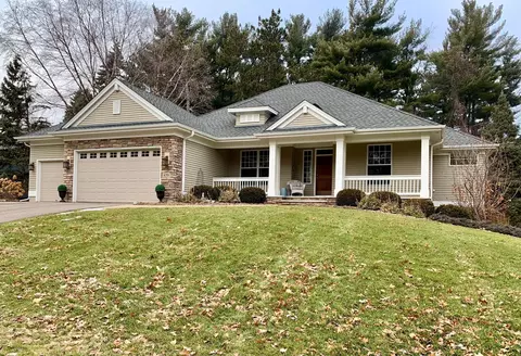 439 Vadnais Lake Dr, Vadnais Heights, MN 55127