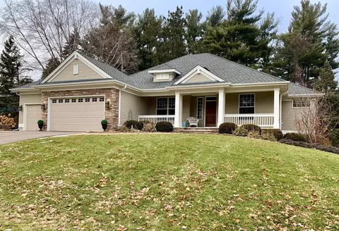 439 Vadnais Lake Dr, Vadnais Heights, MN 55127
