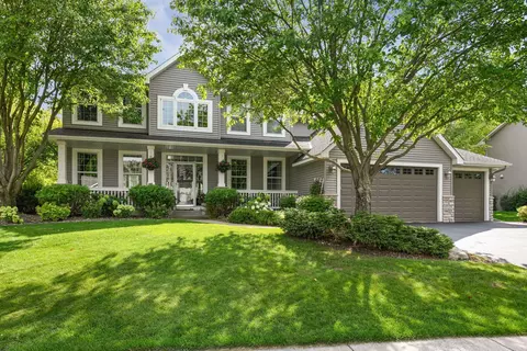 449 Summerfield Dr, Chanhassen, MN 55317