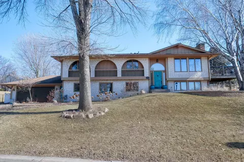 9240 Chesshire Ln N, Maple Grove, MN 55369