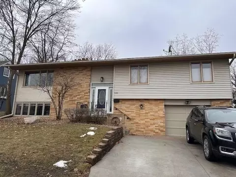 935 Logan Ln, South Saint Paul, MN 55075
