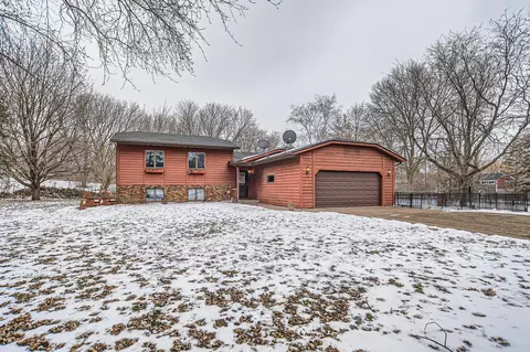 313 Edgewood Dr, Hudson, WI 54016