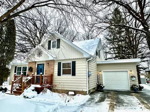 306 5th St SE, Roseau, MN 56751