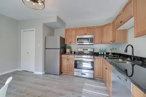 1233 Woodbridge St, Saint Paul, MN 55117