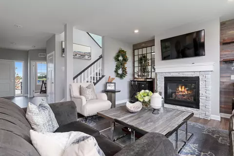 1914 Balsam Dr, Chaska, MN 55318