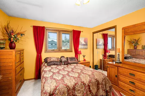 Bedroom - 2800 Greysolon Rd, Duluth, MN 55812 photo 4 of 8