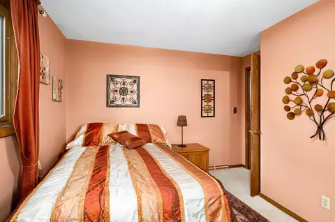 Bedroom - 2800 Greysolon Rd, Duluth, MN 55812 photo 2 of 8