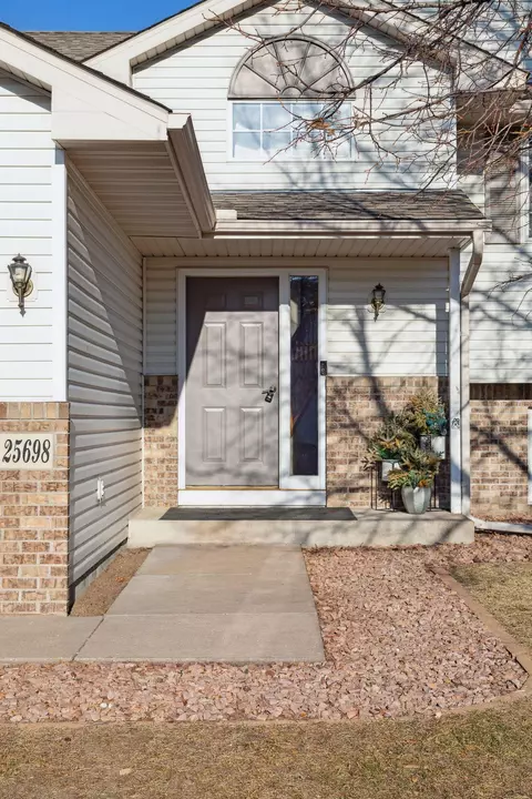 25698 Friesland Ct, Wyoming, MN 55092