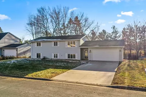 966 Summerfield Dr, Northfield, MN 55057