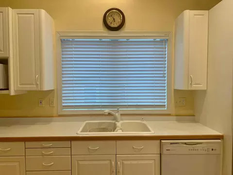 Kitchen - 539 Brook Ln, Saint Cloud, MN 56301 photo 3 of 10