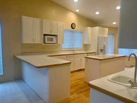 Kitchen - 539 Brook Ln, Saint Cloud, MN 56301 photo 7 of 10